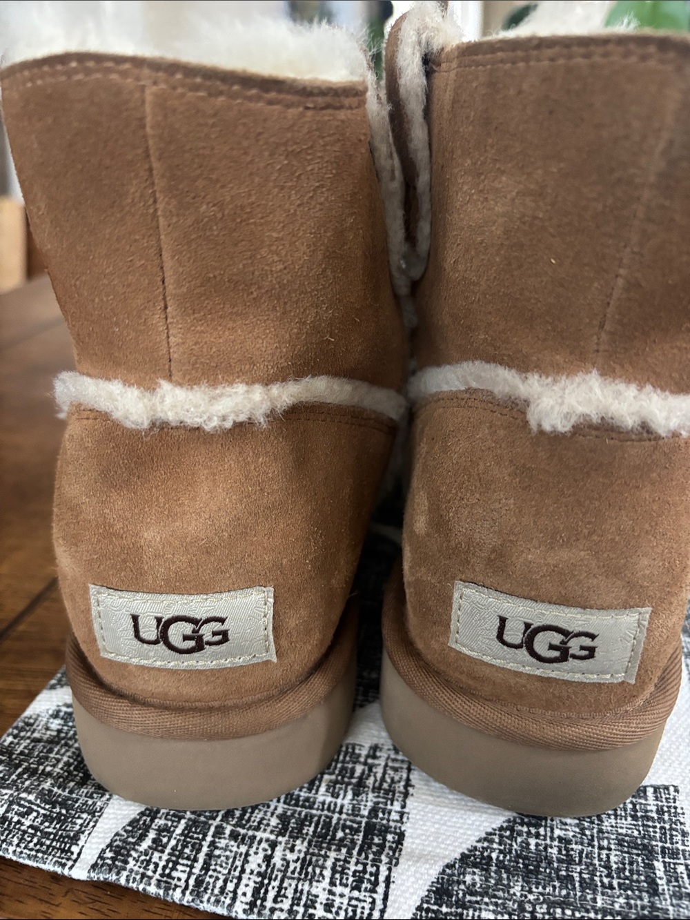UGG Chestnut Suede Shearling Short Boot - Picture 4 of 7